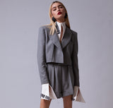 Costum cu pantaloni scurti