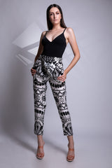 Pantaloni cu imprimeu geometric si bretele in X