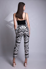 Pantaloni cu imprimeu geometric si bretele in X