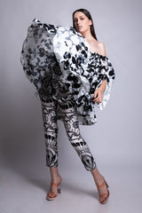 Pantaloni cu imprimeu geometric si bretele in X