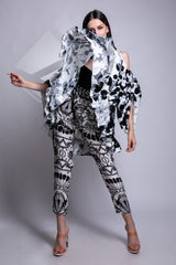 Pantaloni cu imprimeu geometric si bretele in X