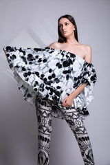 Pantaloni cu imprimeu geometric si bretele in X