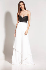 Pantaloni albi, evazati, asimetrici