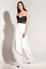 Pantaloni albi, evazati, asimetrici