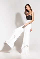 Pantaloni albi, evazati, asimetrici