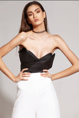 Pantaloni albi, evazati, asimetrici