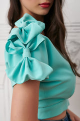 Bluza bleu-turquoise cu funde aplicate pe maneci